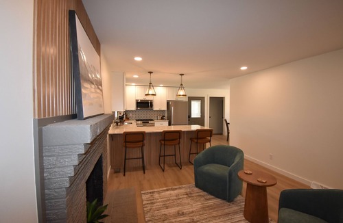 Taylors House | Taylors - 4BR home King Beds HI Speed WIFI Newly remodeled Open Floorplan