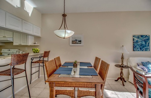 Central Naples Apartment | Tennis, Pool, Lakeview, Free Wi-Fi Cozy 2/2 condo in the heart of Naples