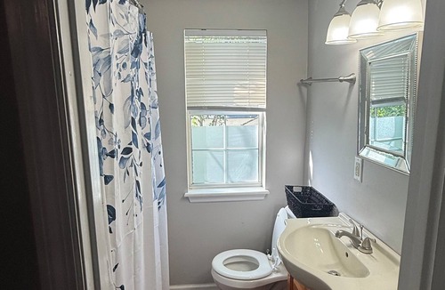 Westside Apartment | Terrific 3-bedroom apartment with AC in charming Charleston