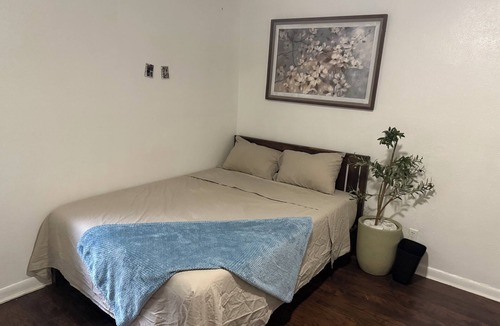 Murray Hill House | Terrific duplex with 5 minutes away from Riverside, close to all.