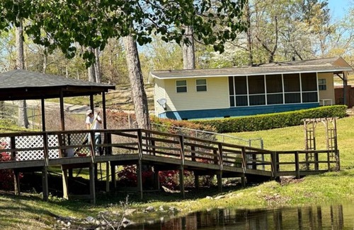 Prosperity Cottage | Tess’s cottage on the lake.