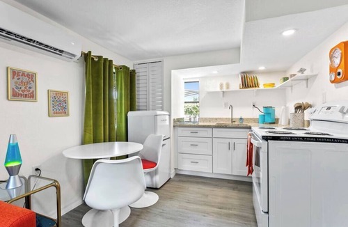 Seminole Heights Apartment | That 70s Themed Apt Close to Coffee, Food and Shops