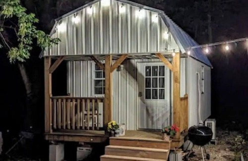 Mammoth Spring Cabin | The "40 Steps" Cabin Tiny house