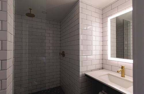 Summit Hotel | The Albion Summit