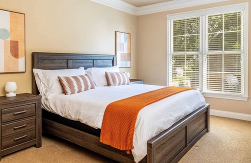 Mount Vernon House | The Annie: Poolside Mansion for Extended Luxury