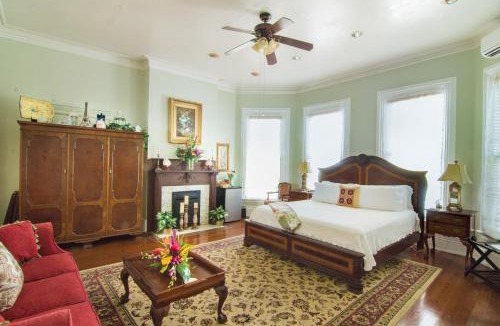 Historic Seaport Bed & Breakfast | The Artist House