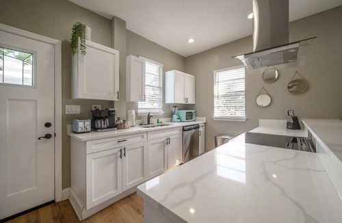 Tampa Apartment | "The Aviator Flat" - 3BR Apt|Fire Pit|Grill