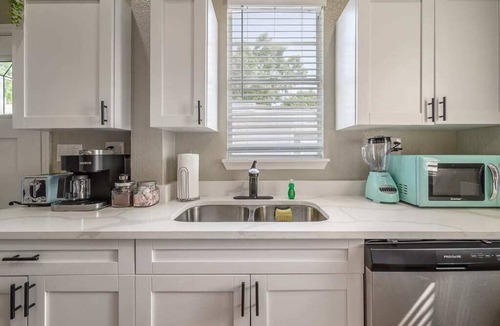 Tampa Apartment | "The Aviator Flat" - 3BR Apt|Fire Pit|Grill