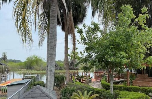 Hernando Cottage | The Bamboo house on the lake