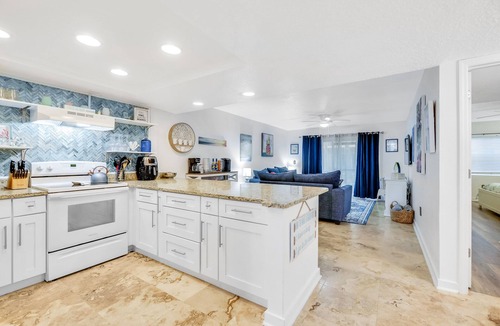 Crescent Beach Condo | The Beach Pad~5 Min Walk to Beach~Pool-Boat Access
