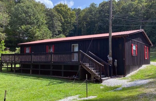 Winona House | The Bear Shack- Brimstone Trail #6 Access - 10 Person Cabin. Trailer Parking!