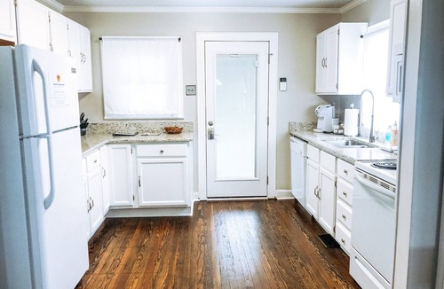 Belmont House | The Belmont BnB ★ On Main ★ Walk to Downtown