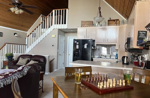 Milledgeville House | The BEST Views on Lake Sinclair -Newly renovated deck & outdoor space + Hot Tub!