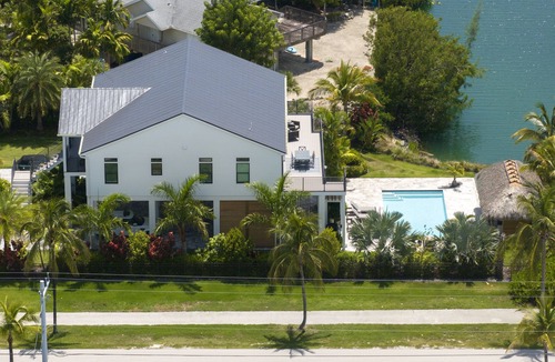 Sugarloaf Shores House | THE BLACK MARLIN - 3 BEDROOM/2.5 BATHROOM WITH POOL & TIKI HUT