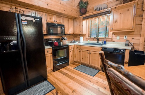 Ellijay Cabin | The Blissful Bear Cabin Creekside treehouse w/fireplace STR Host Lic #: 002252