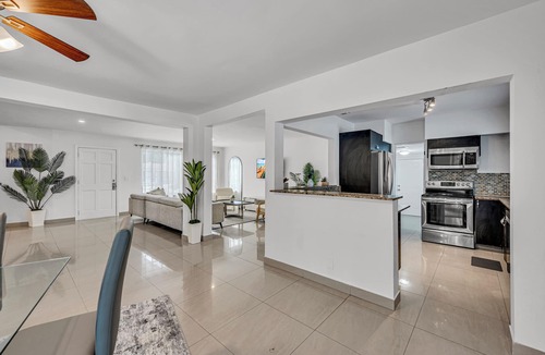 North Miami House | The Blue Heaven -Private Pool Hideaway Miami - Sleeps 11
