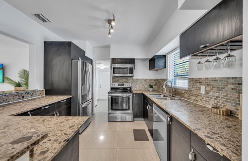 North Miami House | The Blue Heaven -Private Pool Hideaway Miami - Sleeps 11