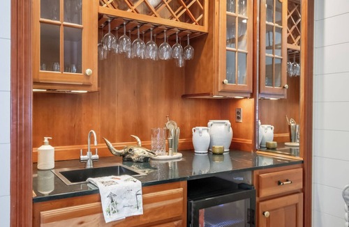 Highlands House | The Bodhi: Spacious 5-bedroom retreat in Highlands with wooded mountain views.
