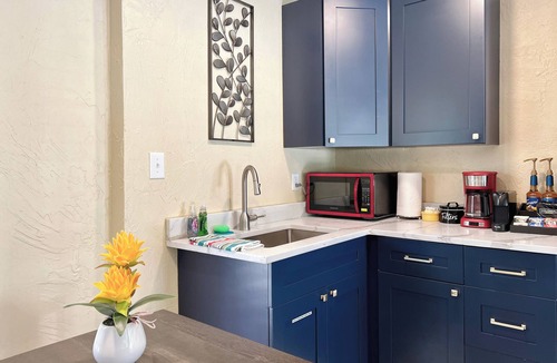Indian Beach Sapphire Shores Cottage | The Bromeliads - Cozy Cottage close to everything w/grill on patio