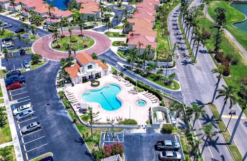 Isla del Sol Apartment | The Caddyshack: 2/2 w course view; 5 mins to beach