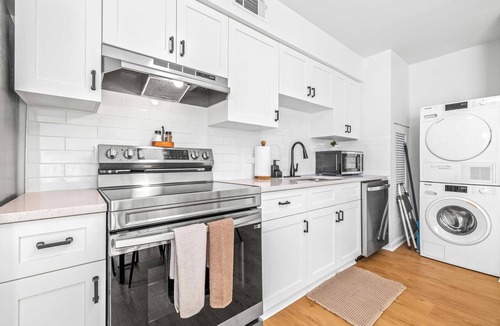 Fairoaks Manhattan Manor Condo | The Capri Villa - Stay for 6
