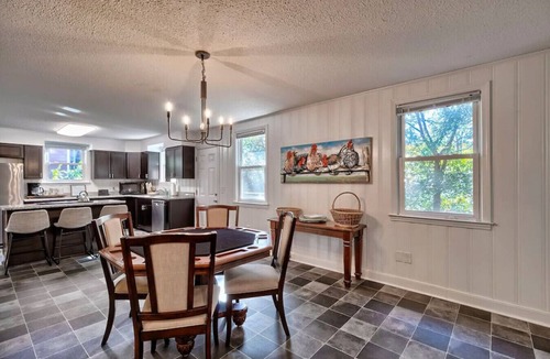 Columbia House | The Cedar - Comfy, Cable, near Starbucks, Base, & City!