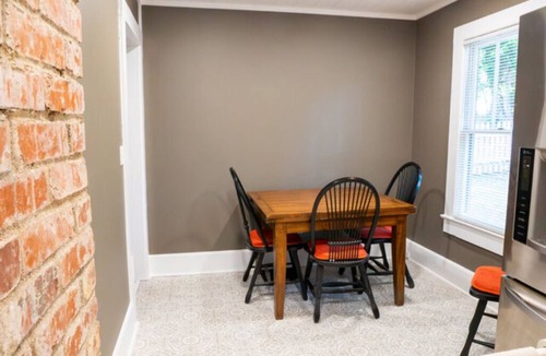 Dahlonega Cottage | The Chestnut Cottage—5 minute walk to Dahlonega Square