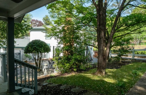 Dahlonega Cottage | The Chestnut Cottage—5 minute walk to Dahlonega Square