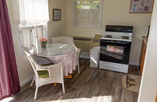 Lake Lure Hotel | The Chimney Rock Inn & Cottages