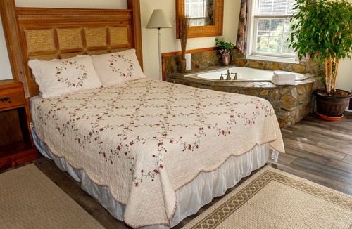 Lake Lure Hotel | The Chimney Rock Inn & Cottages