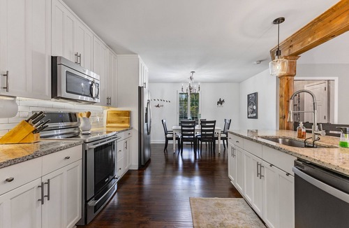 Thompson's Station House | The Clever Mule is a charming 3-bedroom house in Thompson's Station with yard.