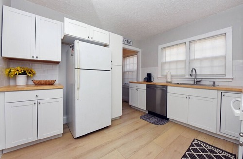 Ducktown Cottage | The Copper Cottage on Main-Intown- Wifi-Firepit-Remodeled Kitchen and Bath
