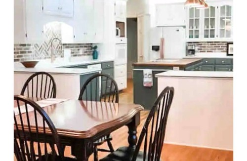 Macon House | The Cottage: Sleeps 10, Charming and Spacious!