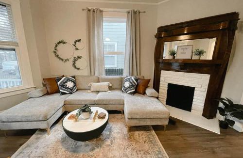 Springfield Apartment | The Cozy Historic Retreat 2 BR