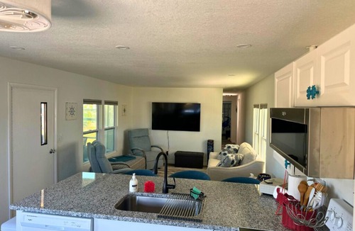 Flamingo Bay House | The Crab Shack - Cozy Comfort in Flamingo Bay - 2Bed/1Bath