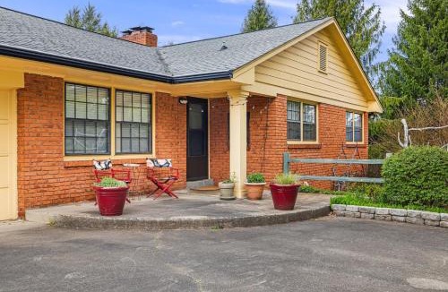 Canton Apartment | The Crows Nest - Apartment in Asheville near the Smoky Mountains!