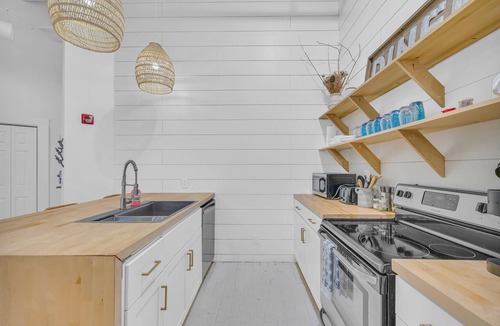 Athens Apartment | The Dawg Walk Downtown