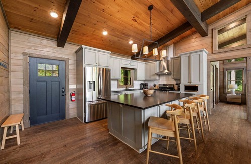 Ridges Over the Lake Cabin | The Day Hike - Pet Friendly | Mountain View | Outdoor Fireplace | Oversized Deck