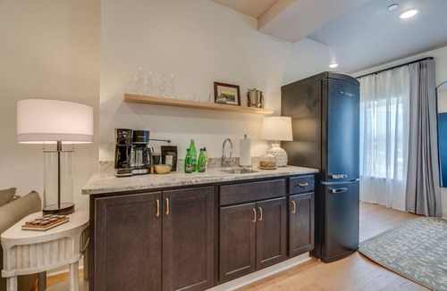 Elizabethton Apartment | The Downtown Post The Collin Suite