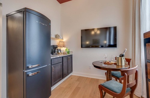 Elizabethton Apartment | The Downtown Post The Gracie Suite