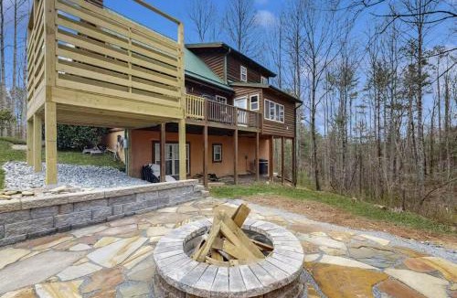 Hendersonville House | The Dream Road Escape Cabin and Hot Tub
