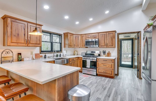 Sugar Tree House | 'The Duck Farm' Sugar Tree Hideaway w/Yard!