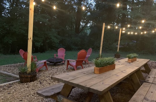 Cookeville House | The Eclectic Abode- by Downtown, I-40 & Lake. Nestled in the woods