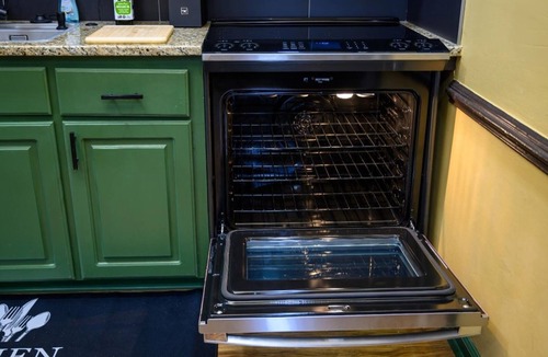 West Columbia Apartment | The Emerald Den Oasis 2BR near Ft Jackson & USC Pet Friendly Hidden Gem