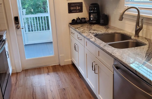 Mount Dora Cottage | "THE FISHERMAN'S COTTAGE" # 1 DESTINATION Rental in Historic District~Mount Dora
