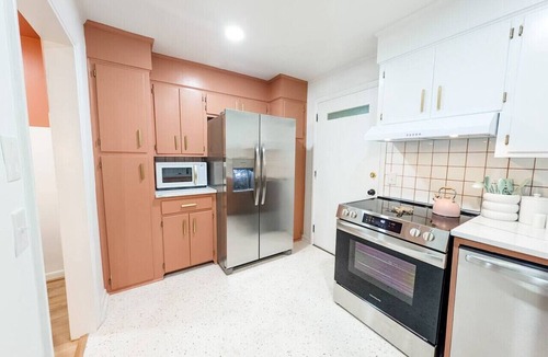 Columbia Apartment | The Flamingo Suite | 1 King | Newly Renovated!