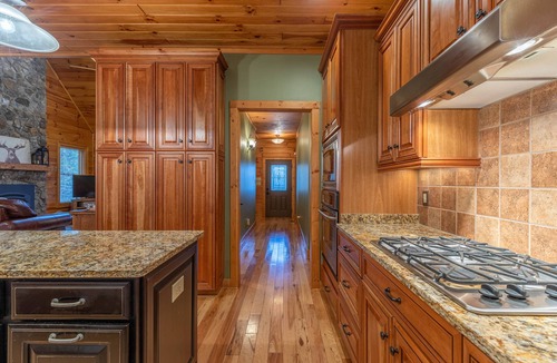 Lansing House | The Forge: Dog Friendly Cabin | Firepit | Gated community 15min to West Jefferson!