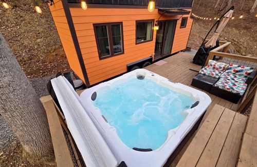 Waynesville Ski Chalet | The Fox Den - Peaceful Tiny Home Retreat in the Mountains w/Hot Tub & Fire Pit