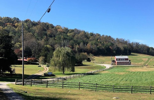 Sparta Cabin | "The Gameroom" 2 Bedroom 2 Bath Hillside Cabin with View