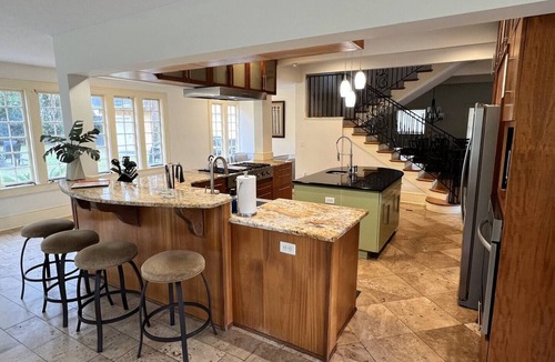 Duckpond House | The Gator Manor – 6 Bedrooms Walk to UF/Stadium